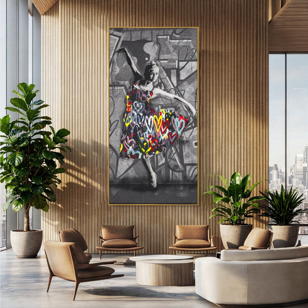 Tablou canvas cu tablou canvas cu balerina stilizata, in rama de aluminiu auriu, pe perete intr-un birou